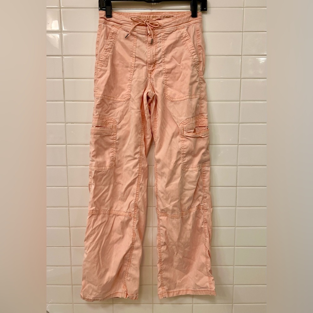 American Eagle Outfitters Stretch Wide leg cargo pants in peach 🍑, size 00 R.